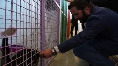 Guillermo Serra acaricia a un animal en las instalaciones de "La Luna".