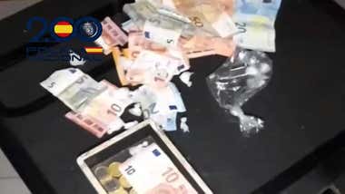 Mesa con dinero en uno de los pisos de "Los Pinillas" para vender droga.