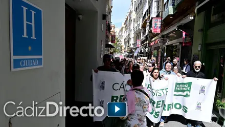 Cádiz, por su derecho a la vivienda: “Que no hay calle para tanto turista“ y “Un turista más, un vecino menos“