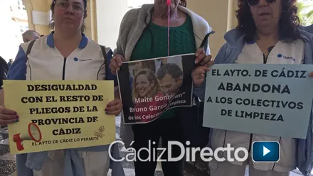 Tres limpiadoras municipales de Cádiz soportan carteles contra el alcalde, Bruno García, y el equipo de Gobierno