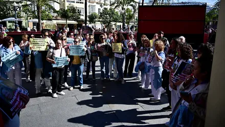 Un grupo de limpiadoras se manifiesta, carteles y pancartas en manos, a las puertas del Ayuntamiento de Cádiz.