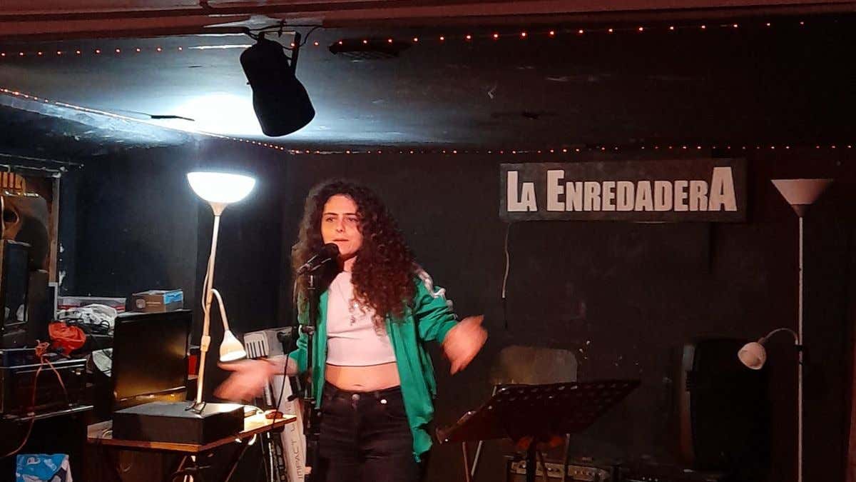 La ganadora de Poetry Slam España durante una de las jornadas locales en Cádiz