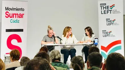 Mesa de debate dentro de las jornadas realizadas en Cádiz, en la imagen tres personas hablan sobre la problemática.