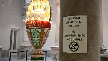 Cartel de protesta con la leyenda Global Servicios no paga. El ayuntamiento no cumple