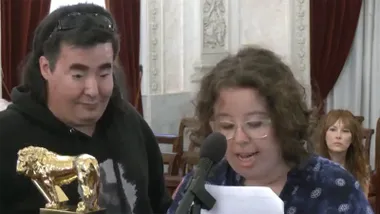 Dos personas con discapacidad intelectual leen la propuesta plenaria