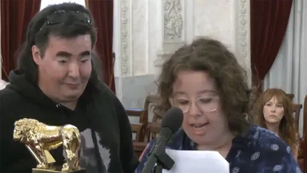 Dos personas con discapacidad intelectual leen la propuesta plenaria