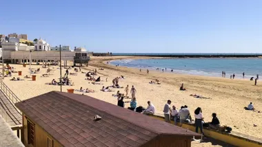 Bañistas en la Playa de la Caleta de Cádiz