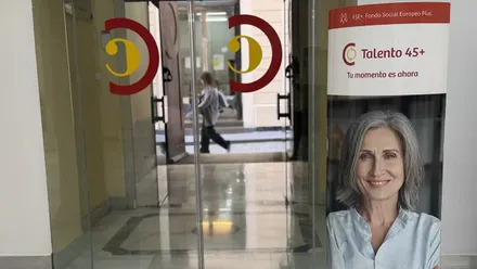 Interior de la Cámara de Comercio de Cádiz con el cartel anunciador de estos cursos del Programa Talento 45+
