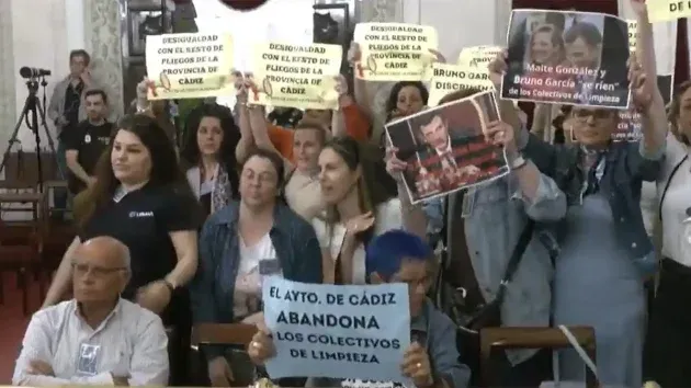 Representantes del colectivo de limpiadoras en el Pleno de este jueves 24 de abril