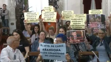 Un grupo del colectivo de limpieza de edificios municipales y colegios protesta en el pleno pancartas y carteles en mano