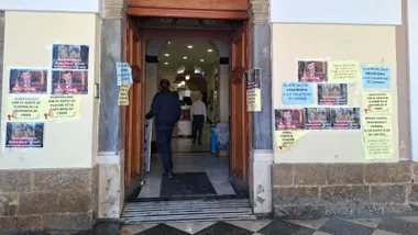 Puerta del Ayuntamiento de Cádiz llena de carteles de la movilización de las limpiadoras