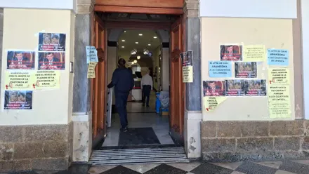 Puerta del Ayuntamiento de Cádiz llena de carteles de la movilización de las limpiadoras