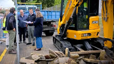 El alcalde de Cádiz, Bruno García, plano en mano supervisa los trabajos de reparación del acerado en la avenida principal