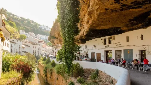Calle cueva en Setenil de las Bodegas.