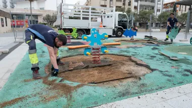 Comienzan los trabajos de sustitución de los suelos de caucho de los parques infantiles de Cádiz