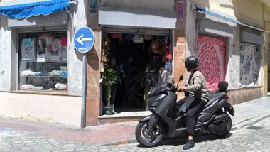 Un negocio a oscuras durante el apagón.