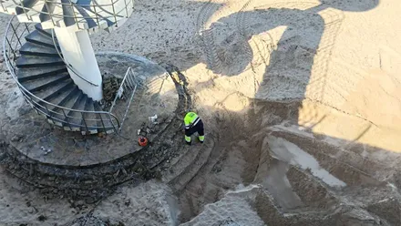 Un operario trabaja en la escalera de caracol de la playa de Cádiz