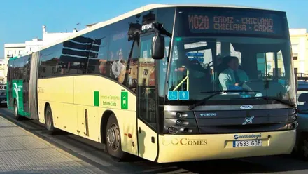 Autobús de color amarillo y verde que une las localidades de Cádiz y Chiclana.