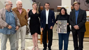 Susana Rivas, delegada municipal de Cultura; Juan José Téllez, responsable de la Casa de la Cultura chiclanera; y Horacio "Tato" Rébora, que es el director del festival junto a otras personas. Posan delante de unas escaleras, predominan los tonos claros de fondo, ellos llevan ropa oscura en su mayoría.