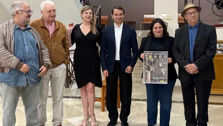 Susana Rivas, delegada municipal de Cultura; Juan José Téllez, responsable de la Casa de la Cultura chiclanera; y Horacio "Tato" Rébora, que es el director del festival junto a otras personas. Posan delante de unas escaleras, predominan los tonos claros de fondo, ellos llevan ropa oscura en su mayoría.