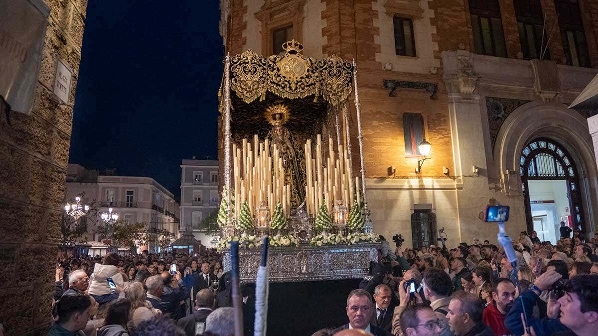 Horarios e itinerario del Viernes de Dolores en Cádiz 2025: Servitas abre las vísperas con un tiempo inestable