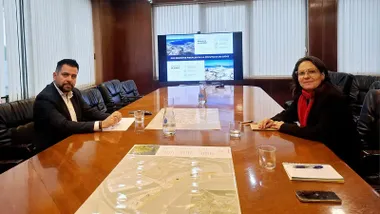 Reunión entre el delegado de la Zona Franca, Fran González, y la diputada por Cádiz, Esther Gil de Reboleño.