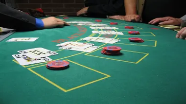 Blackjack online vs. presencial: diferencias clave y consejos