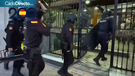 Momento en el que la Policía Nacional acceso al edificio del piso de la pareja detenida