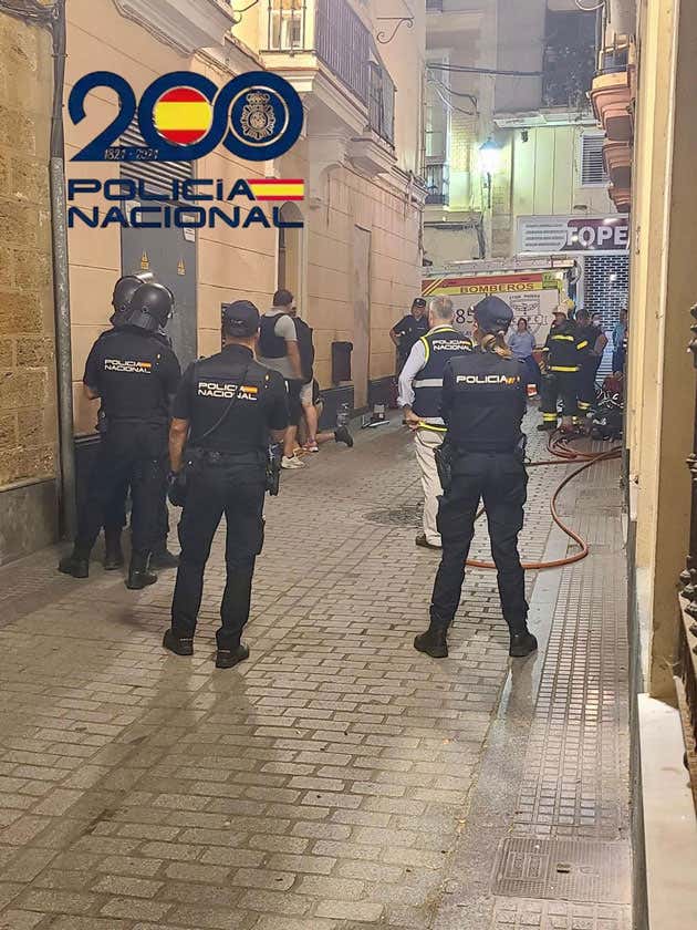 Intervención Policía Nacional con una persona atrincherada en un bajo de la calle Santa Inés.