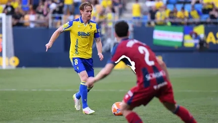 Álex Fernandez controla el balón ante un rival de la SD Huesca