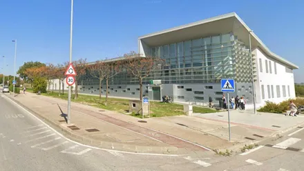Vista de la fachada, en cristal y acero del Centro de Salud Ángel Salvatierra de El Puerto.