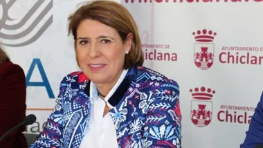 La delegada de Participación Ciudadana Ángeles Martínez, tras ella el panel con el escudo de Chiclana.