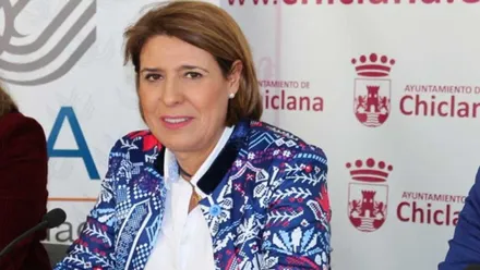 La delegada de Participación Ciudadana Ángeles Martínez, tras ella el panel con el escudo de Chiclana.
