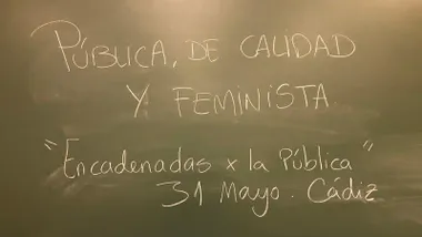 Anuncio de la movilización escrito en una pizarra de un centro escolar