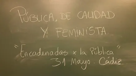 Anuncio de la movilización escrito en una pizarra de un centro escolar