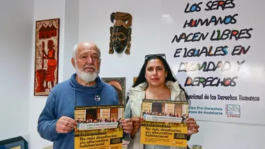 El portavoz de la Apdha, Rafa Lara, y Tamara Manzano muestran los carteles de la movilizacion para exigir soluciones en su caso