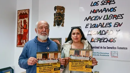 El portavoz de la Apdha, Rafa Lara, y Tamara Manzano muestran los carteles de la movilizacion para exigir soluciones en su caso
