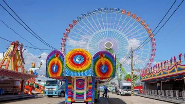 Atracciones de la feria de San Fernando, en una vista de diurna, con muchos colores.