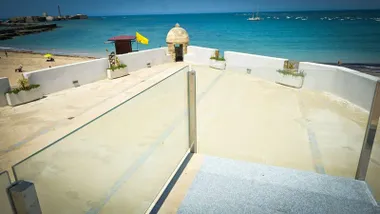 Vista de la Playa de la Caleta desde el rehabilitado Baluarte del Orejón
