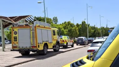 Vehículos de bomberos durante esta actuación.