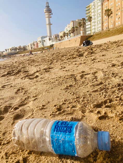 Botella de plástico en Santa María del Mar