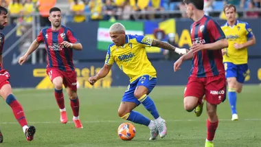 Brian Ocampo ante el SD Huesca
