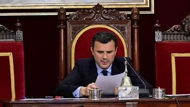 El alcalde de Cádiz, Bruno García, lee un documento durante un Pleno del Ayuntamiento