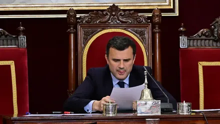 El alcalde de Cádiz, Bruno García, lee un documento durante un Pleno del Ayuntamiento