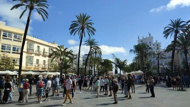 POlaza de San Juan de Dios con un grupo de turistas en un día despejado y soleado