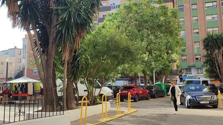 Una mujer camina en la zona junto al Juzgado de San José en una mañana soleada en Cádiz