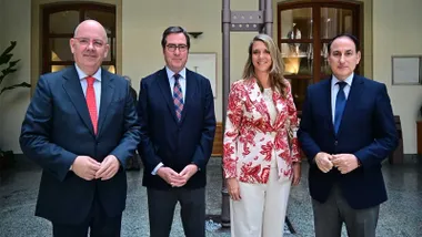 José Andrés Santos, nuevo presidente de la Confederación de Empresarios de Cádiz junto a algunos invitados al acto en uno de los patios.