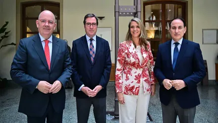 José Andrés Santos, nuevo presidente de la Confederación de Empresarios de Cádiz junto a algunos invitados al acto en uno de los patios.