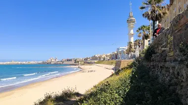 Imagen de Cádiz desde la playa de Santa María del Mar con el Pirulí