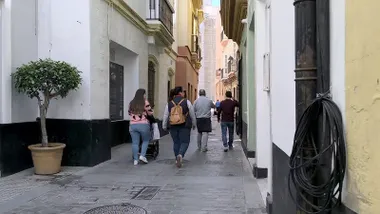 Un grupo de personas camina por la calle San Juan, casi llegando a la Catedral de Cádiz